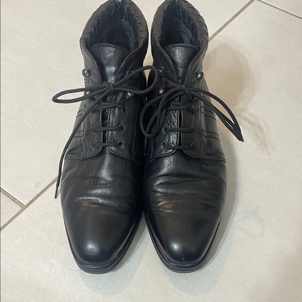 Ultra rare piece of BOTTEGA VENETA vintage, 7, black lace up boot w/ intrecciato